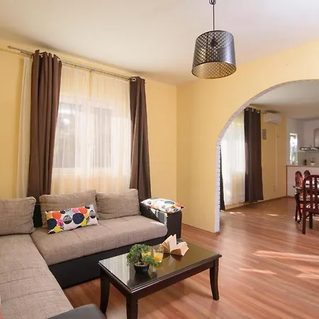 Apartamento Karmen 2 *