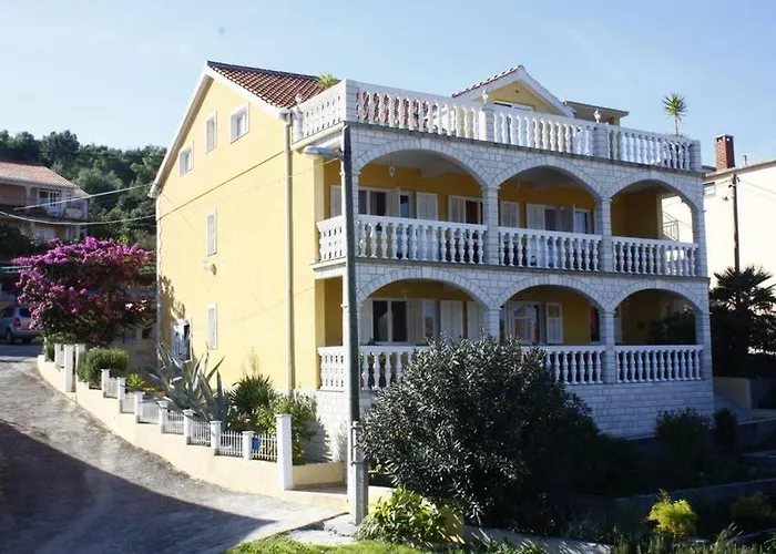 Karmen 2 아파트 트로기르